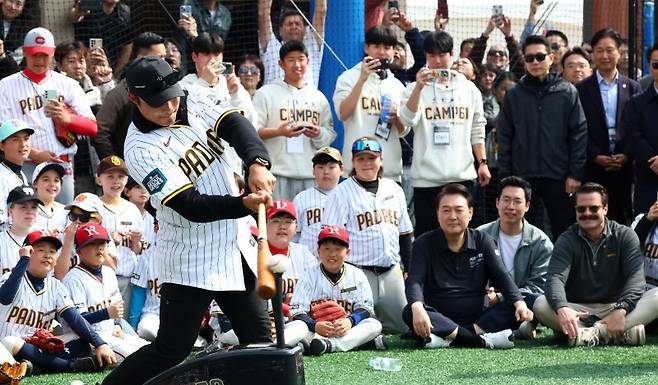 샌디에이고 파드리스 김하성 선수가 16일 서울 용산어린이정원에서 열린 '메이저리거 참여 어린이 야구교실'에서 윤석열 대통령 등이 지켜보는 가운데 타격 시범을 선보이고 있다. 뉴시스