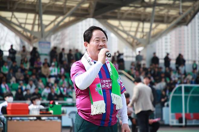 주광덕 남양주시장이 16일 치러진 남양주FC 홈 개막전에서 인사말을 전하고 있다. /남양주시 제공