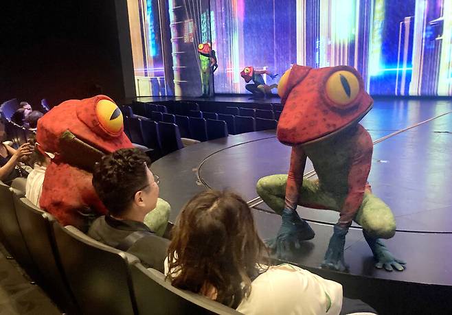 ‘샌드캐슬 극장’에서 하는 ‘카레라 쇼’의 일부. 배우가 관람하는 관광객에게 다가가 몸짓으로 말을 건다.