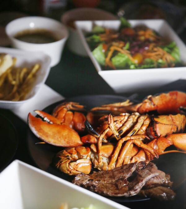 롯데호텔 괌의 특선 메뉴 ‘풀사이드 선셋 바비큐’. 박미향 기자