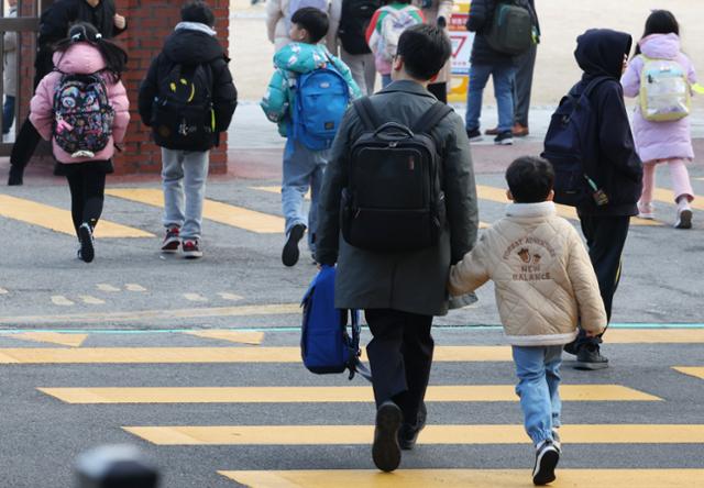 14일 오전 서울의 한 초등학교로 학생들이 등교하고 있다. 뉴스1