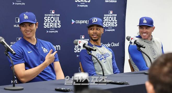 한국에서 사상 최초로 열리는 미국프로야구 메이저리그(MLB) 정규시즌 개막전을 앞두고 LA다저스가 16일 오후 고척스카이돔에서 훈련했다. 훈련전 오타니 쇼헤이, 무키 베츠, 프레드 프리먼이 기자회견하고있다. 고척돔=정시종 기자 capa@edaily.co.kr /2024.03.16.