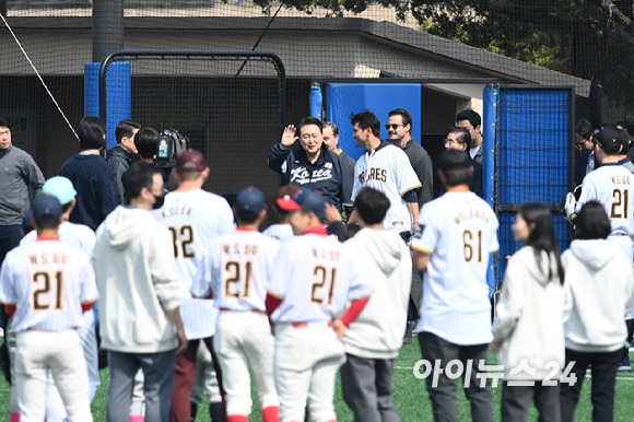 윤석열 대통령이 16일 오후 서울 용산 어린이정원 내 어린이야구장에서 진행된 샌디에이고 파드리스 유소년 클리닉 행사에 참석하고 있다. [사진=사진공동취재단]