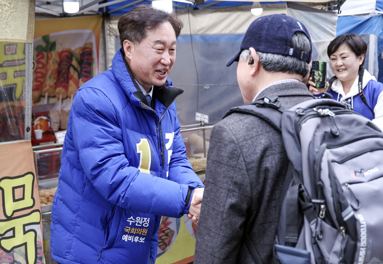 제22대 총선 경기 수원정 지역구에 출마한 더불어민주당 김준혁 후보가 유권자들과 인사하고 있다. 김성룡 기자