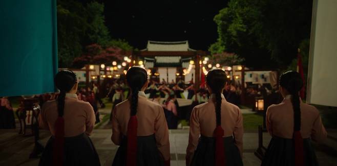 This screenshot shows court ladies at Jeonju Hyanggyo in "The Red Sleeve." (MBC)