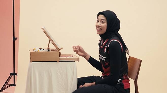 Megawati Hangestri Pertiwi paints and talks during an interview for the "Life In Korea" series at The Korea Herald studio in Yongsan, Seoul. (The Korea Herald)