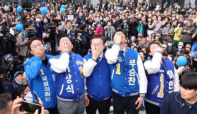 더불어민주당 이재명 대표와 용인 지역 후보들이 16일 경기 용인시 수지구청 광장에서 윤석열 정부는 ‘입틀막’ 정권이라며 입을 막는 시늉을 하고 있다. 연합뉴스