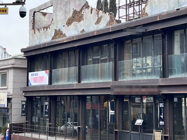 경리단길에 위치한 2층짜리 건물에 매매·임대를 알리는 현수막이 붙어있다. 해당 건물은 2층 전체가 공실로 비워져 있다.