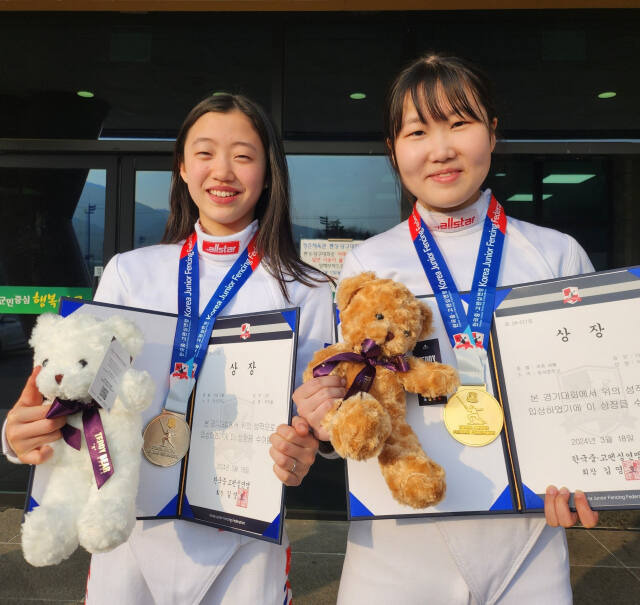 제36회 한국중·고연맹회장배 전국남녀펜싱선수권대회 여중부 에페 개인전서 1,2위를 차지한 박온유(오른쪽)와 박하율. 동성중 제공