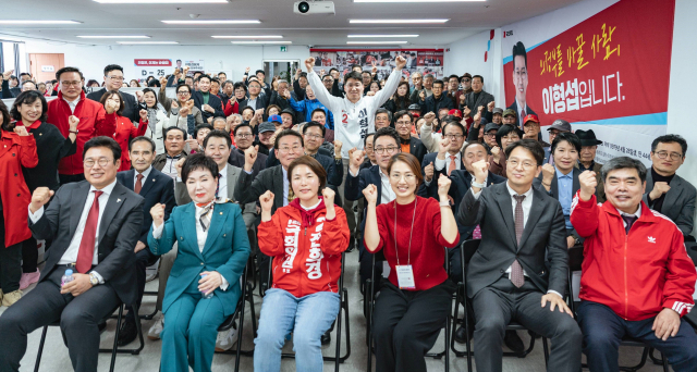 이형섭 후보 선거사무소 개소식에서 이 후보와 전희경 후보(의정부갑), 김성원·최영희 국회의원 및 시·도의원, 당원, 지지자 등이 총선 승리를 외치고 있다. 캠프제공