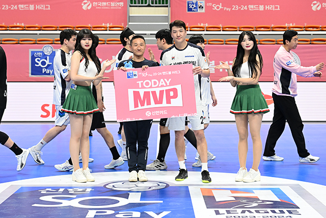 매치 MVP 시상하는 두산 정의경. 사진=한국핸드볼연맹 제공