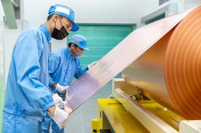 SK넥실리스 말레이시아 동박공장에서 생산된 제품을 직원들이 검수하는 모습 /사진=SKC