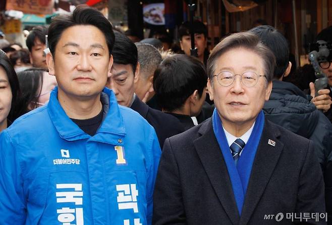 (서울=뉴스1) 임세영 기자 = 이재명 더불어민주당 대표와 노무현 전 대통령 사위인 곽상언 종로구 후보가 4일 서울 종로구 창신시장을 찾아 시민들에게 인사를 하고 있다. (공동취재) 2024.3.4/뉴스1  Copyright (C) 뉴스1. All rights reserved. 무단 전재 및 재배포,  AI학습 이용 금지. /사진=(서울=뉴스1) 임세영 기자