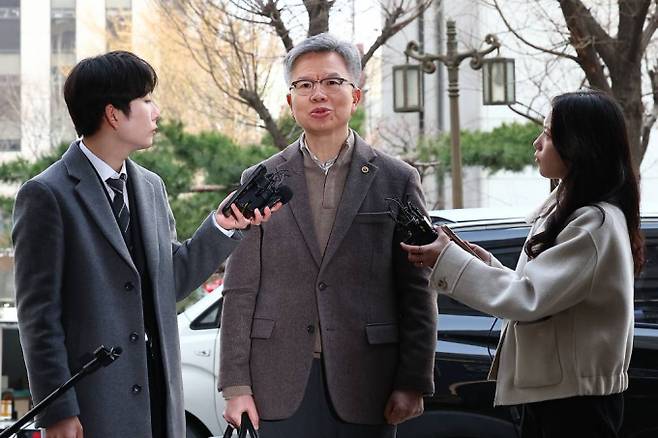 김택우 대한의사협회 비상대책위원회 위원장이 15일 서울 마포구 서울경찰청 공공범죄수사대에서 전공의 집단사직 공모 혐의 관련 조사에 앞서 입장을 밝히고 있다. /사진=뉴시스