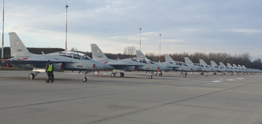 KAI가 역대 최단기간 납품한 FA-50GF 12대가 폴란드 민스크 공군기지 주기장에 일렬로 세워져 있다.한국항공우주산업 제공