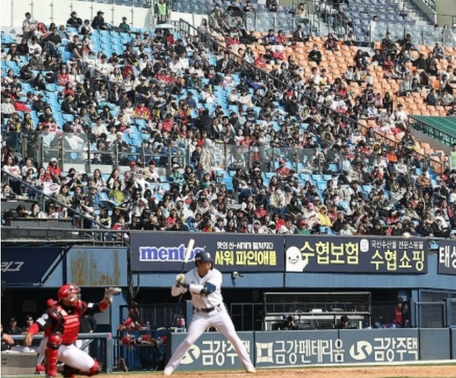 14일 오후 서울 잠실야구장에서 열린 2024 KBO 프로야구 KIA 타이거즈와 두산 베어스의 시범 경기. 관중들이 경기를 지켜보고 있다.[연합]