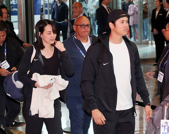 '2024 메이저리그(MLB) 월드투어 서울 시리즈'에 출전하는 로스앤젤레스 다저스 오타니 쇼헤이와 아내 다나카 마미코가 15일 오후 방한 기간 머무를 서울의 한 호텔에 도착하고 있다. [연합]