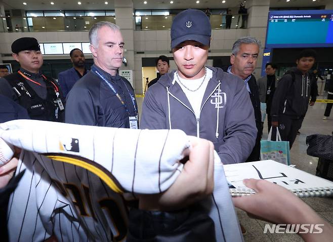 [인천공항=뉴시스] 김진아 기자 = 미국 메이저리그(MLB) '월드투어 서울 시리즈'에 출전하는 샌디에이고 파드리스 김하성이 15일 새벽 인천국제공항 제1여객터미널을 통해 입국, 팬들에게 사인을 하고 있다. 2024.03.15. bluesoda@newsis.com