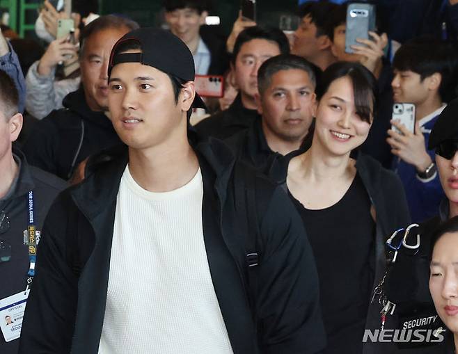 [인천공항=뉴시스] 김진아 기자 = 미국 메이저리그(MLB) '월드투어 서울 시리즈'에 출전하는 LA 다저스 오타니 쇼헤이와 아내 다나카 마미코가 15일 오후 인천국제공항 제1여객터미널을 통해 입국하고 있다. 2024.03.15. bluesoda@newsis.com