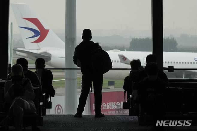 [광저우=AP/뉴시스]2022년 3월25일 중국 광둥성 광저우의 바이윈 공항에서 승객이 활주로에서 이륙하는 동방항공 보잉 737-800 여객기를 바라보고 있다. 미 샌프란시스코에서 오리건주 메드포드로 비행한 보잉 737-800기가 비행 중 외부 패널이 떨어져나갔다고 메드포드 공항의 한 관계자가 15일(현지시간) 밝혔다. 2024.03.16.