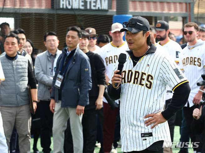 [서울=뉴시스] 전신 기자 = 샌디에이고 파드리스 김하성이 16일 서울 용산어린이정원에서 열린 '메이저리거 참여 어린이 야구교실'에서 유소년 야구 선수들을 격려하고 있다. 2024.03.16. photo1006@newsis.com