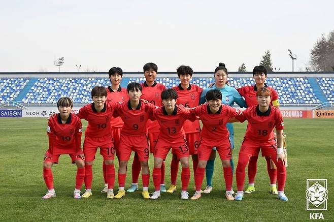 [서울=뉴시스] 황준선 기자 = 6일 우즈베키스탄 타슈켄트 도스틀리크 스타디움에서 열린 AFC 여자 U-20 아시안컵 조별리그 A조 2차전 대한민국 대 대만 경기에서 한국 대표팀이 경기에 앞서 기념촬영 하고 있다. (사진=대한축구협회 제공) 2024.03.06. photo@newsis.com *재판매 및 DB 금지