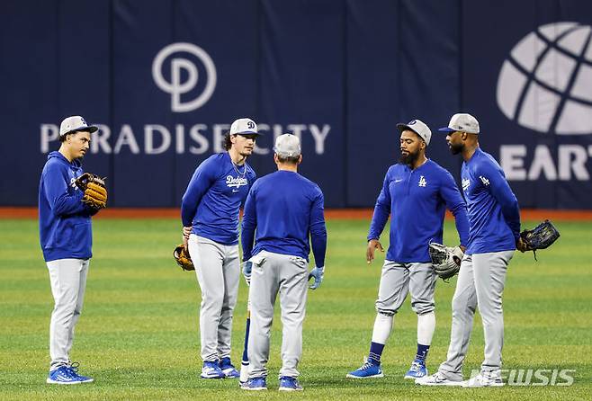 [서울=뉴시스] 정병혁 기자 = 16일 서울 구로구 고척스카이돔에서 열리는 메이저리그(MLB) 월드투어 서울시리즈에 참가하는 LA다저스 선수들이 훈련하고 있다. 2024.03.16. jhope@newsis.com