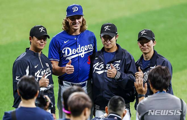 [서울=뉴시스] 정병혁 기자 = 16일 서울 구로구 고척스카이돔에서 열린 메이저리그(MLB) 월드투어 서울시리즈에 참가하는 LA다저스와 샌디에이고 파드리스 유소년 클리닉에서 LA다저스 타일러 글라스노우가 팀 코리아 원태인, 노시환, 김혜성과 기념촬영을 하고 있다. 2024.03.16. jhope@newsis.com