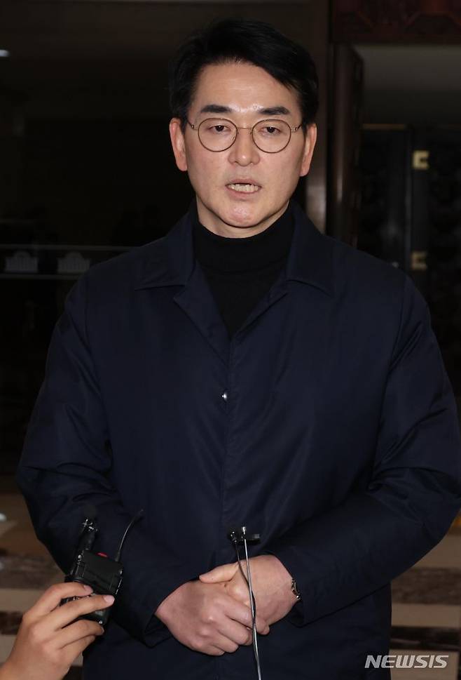 [서울=뉴시스] 조성봉 기자= 박용진 더불어민주당 의원이 22일 오후 서울 여의도 국회 로텐더홀에서 공천관리위원회의 의정평가 관련 입장 발표를 하고 있다 박 의원은 재심을 청구했지만 기각됐다. 2024.02.22. suncho21@newsis.com