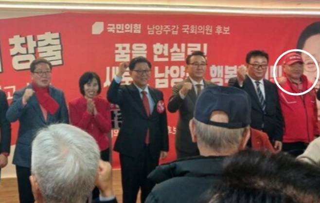 지난 13일 해병대전우회 홈페이지에 올라온, 전날 유낙준 후보 선거사무소 선대위 발대식 겸 사무소 개소식 사진. 맨 오른쪽이 김흥국씨다.