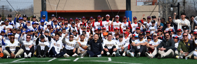 윤석열 대통령이 16일 서울 용산어린이정원 야구장에서 열린 샌디에이고 파드리스의 어린이 야구교실에서 샌디에이고 선수단 및 유소년 야구선수들과 함께 기념 촬영을 하고 있다. 연합뉴스