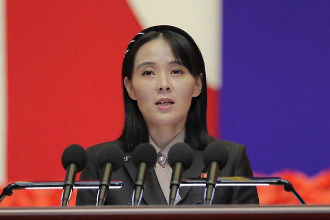 2022년 8월10일 김여정 북한 노동당 부부장이 전국비상방역총화회의에 참석해 연설하고 있는 모습. ⓒAP Photo