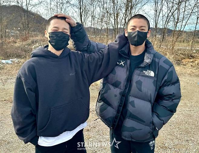 (서울=뉴스1) = 그룹 방탄소년단 멤버 지민과 정국이 동반 입대하던 날 풍경을 담은 사진이 공개됐다.  12일 방탄소년단 진과 정국이 입소를 앞두고 사진촬영을 하고 있다. (방탄소년단 공식 SNS)2023.12.12/뉴스1  Copyright (C) 뉴스1. All rights reserved. 무단 전재 및 재배포,  AI학습 이용 금지. /사진=(서울=뉴스1)