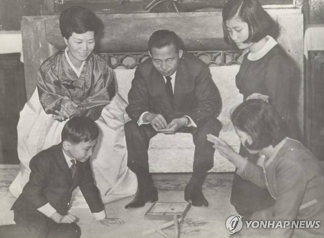청와대에서 박정희 대통령 가족의 모습 육영수 여사, 지만, 근혜, 근영 
[연합뉴스 자료 사진]