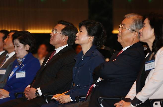 영상 보는 박근혜와 김종인 2012년 10월 당시 새누리당 박근혜 대선후보가 서울 영등포구 여의도동 중소기업중앙회에서 열린 '중소기업 타운홀 미팅 간담회'에 참석, 중소기업회의 발표 영상을 보고 있다. 박 후보 오른쪽이 김종인 국민행복추진위원장.