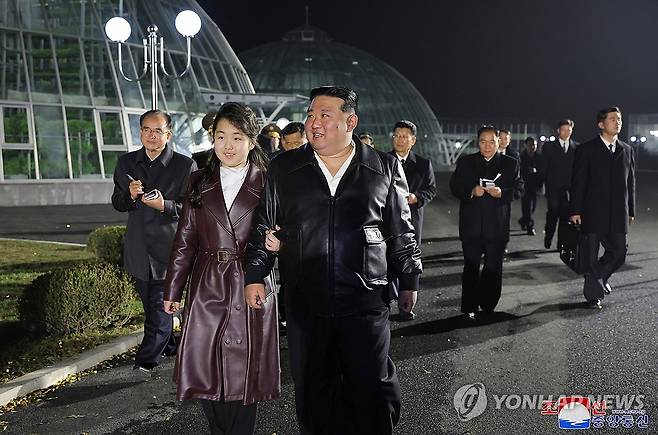 북한 김정은, 딸 주애와 강동종합온실 준공식 참석 (평양 조선중앙통신=연합뉴스) 김정은 북한 국무위원장이 지난 15일 딸 주애와 강동종합온실 준공 및 조업식에 참석했다고 조선중앙통신이 16일 보도했다. 2024.3.16 
    [국내에서만 사용가능. 재배포 금지. For Use Only in the Republic of Korea. No Redistribution] nkphoto@yna.co.kr