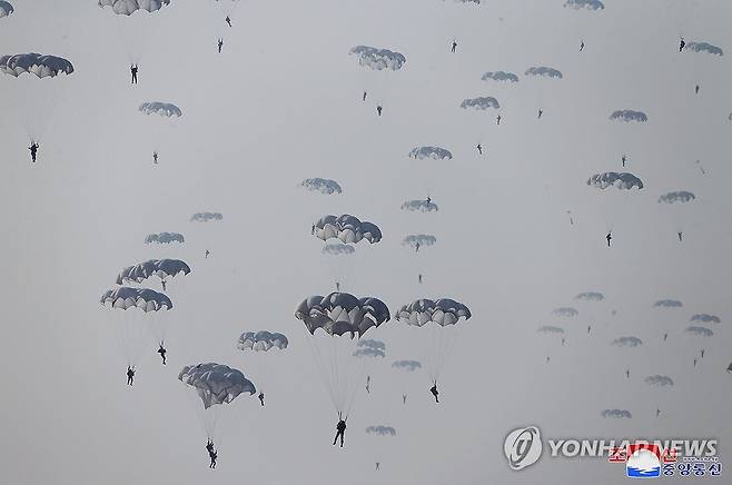 낙하하는 북한 항공육전병부대 (평양 조선중앙통신=연합뉴스) 김정은 국무위원장이 지난 15일 조선인민군 항공육전병부대의 훈련을 지도했다고 조선중앙통신이 16일 보도했다. 2024.3.16 
    [국내에서만 사용가능. 재배포 금지. For Use Only in the Republic of Korea. No Redistribution] nkphoto@yna.co.kr