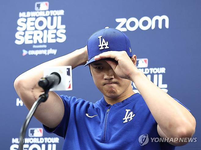 기자회견 나선 오타니 쇼헤이 (서울=연합뉴스) 류영석 기자 = 2024 MLB 월드투어 서울 시리즈를 앞둔 16일 오후 서울 고척스카이돔에서 로스앤젤레스 다저스 오타니 쇼헤이가 기자회견을 하고 있다. 2024.3.16 ondol@yna.co.kr