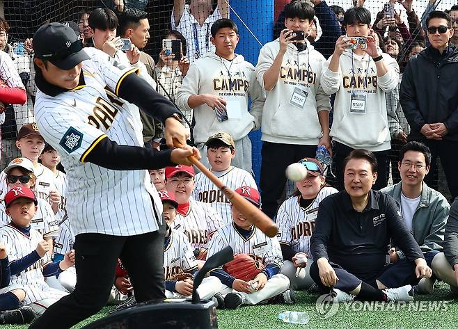 김하성 타격 시범 보는 윤석열 대통령 (서울=연합뉴스) 진성철 기자 = 윤석열 대통령이 16일 서울 용산어린이정원 야구장에서 열린 샌디에이고 파드리스의 어린이 야구교실에서 유소년 야구선수들과 함께 김하성의 타격 시범을 보고 있다.  2024.3.16  [대통령실통신사진기자단] zjin@yna.co.kr