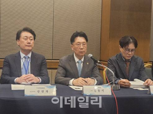 김동석 대한개원의협의회장이 17일 서울 서대문구 스위스그랜드호텔에서 기자간담회를 열고 의대 증원에 대한 입장을 발표하고 있다. (사진=이영민 기자)