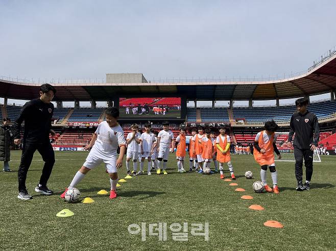 포스코퓨처엠이 17일 포항스틸러스와 함께 미래세대 꿈나무인 어린이들을 위해 평생 기억에 남을 특별한 축구교실을 열었다. 포항스틸러스 선수들이 직접 일일 코치로 나서 어린이들에게 드리블 기술을 가르쳐주고 있다.