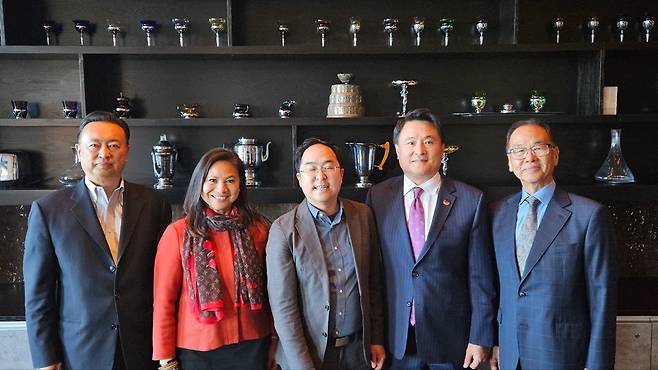 한인 최초 미 연방 상원의원 당선이 유력한 앤디 김 연방 하원의원(민주당. 뉴저지주)이 15일(현지시간) 시카고를 방문해 한인 포함 아시아계 지도자 등과 만나 지지와 협력을 당부했다. 왼쪽부터 이진 교육위원, 오로라 오스트리코(Aurora Austrico) AAPI정치협의장, 앤디 김 연방하원의원, 오희영 노스부룩 커미셔너, 이근무 서로돕기센터 이사장(태미 덕워츠 연방 상원의원실 제공). 2024.3.15.