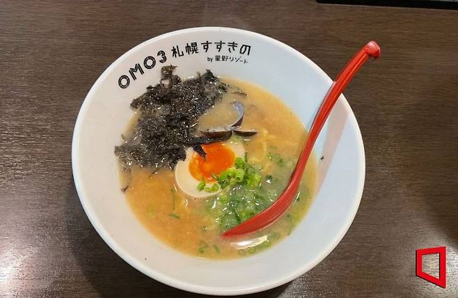 일본 삿포로 ‘라멘 요코초’의 미소라멘. OMO3호텔에서 제공하는 식사권을 제시하면 하프 사이즈의 라멘 세 그릇을 종류별로 맛볼 수 있다.