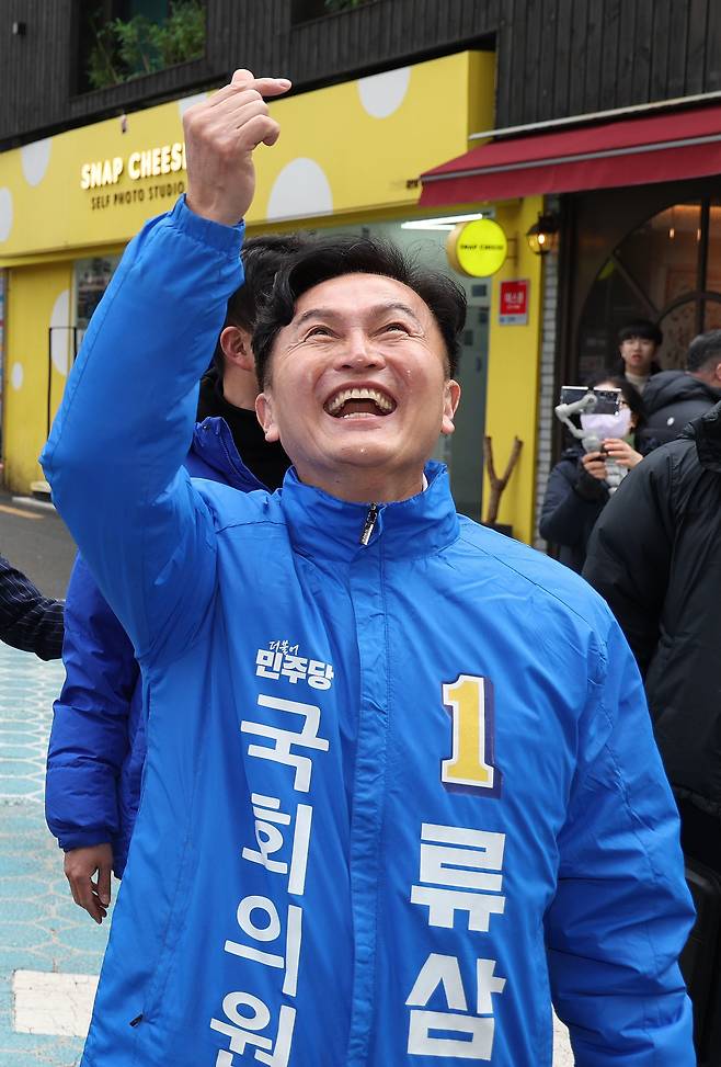 류삼영 더불어민주당 동작을 후보가 12일 서울 동작구 남성사계시장을 방문해 시민들과 인사하고 있다. /뉴스1