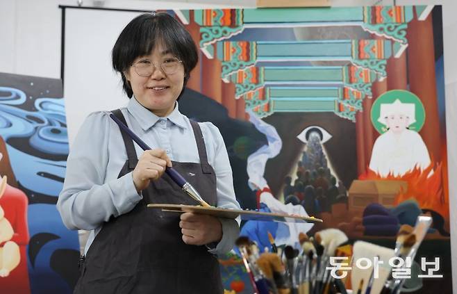 4일 서울 중구 ‘정신장애와 인권 파도손’ 작업실에서 이정하 대표가 그림을 그리고 있다. 그는 파도손을 이끌며 동료 정신장애인의 
상담과 예술 활동을 지원하는 한편으로 미술가로서 왕성하게 작품을 그리고 있다. 그림 소재는 주로 조현병 증상이 심할 때 겪는 
환청과 환시에서 온다. 증상을 예술로 승화시키는 게 회복에 도움이 된다는 게 이 대표의 지론이다. 박형기 기자 
oneshot@donga.com