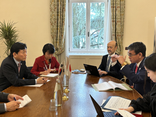 고진(왼쪽 첫번째) 디지털플랫폼정부위원장과 고노 다로(네번째) 일본 디지털혁신부 장관이 'G7 산업 및 디지털·기술 장관회의'를 통해 만나'양자 면담을 진행하고 있다. 디플정위 제공