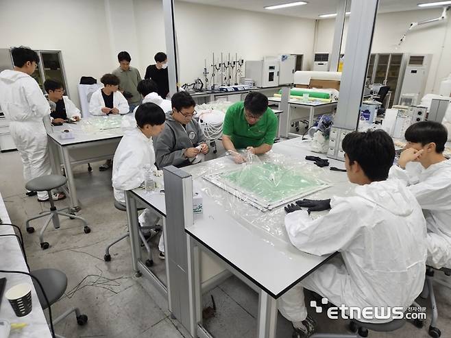 특성화고등학교 학생들이 신산업 분야 관련 수업을 듣고 있다.