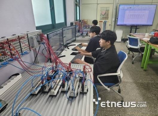 특성화고등학교 학생들이 반도체 장비 제어 입출력 설정·PLC 관련 수업을 진행하고 있다.