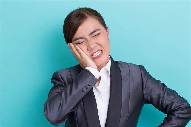 얼굴 부위에 극심한 통증이 생기는 삼차신경통은 중년과 여성에게서 주로 나타난다. 게티이미지뱅크