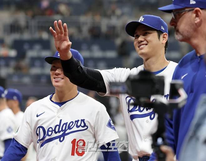 한국에서 사상 최초로 열리는 미국프로야구 메이저리그(MLB) 정규시즌 개막전을 앞두고 17일 오후 서울 고척스카이돔에서 LA 다저스와 키움 히어로즈가 스페셜매치를 펼쳤다. LA 오타니와 야마모토가 팬들 환호에 미소 짓고 있다. 고척돔=정시종 기자 /2024.03.17.